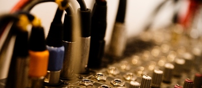 Primer plano de consola de audio con cables conectados. Emisoras de Arauca usan equipos técnicos para aportar al Proceso de Paz.