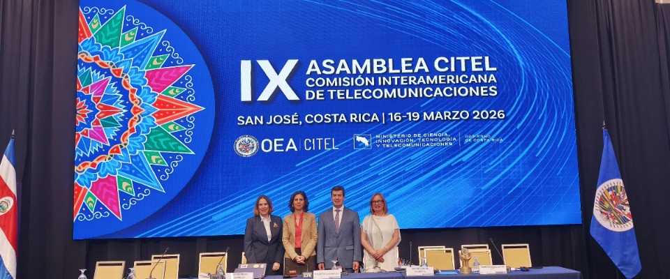 Cuatro autoridades posan en tarima ante pantalla de la IX Asamblea Citel en Costa Rica, donde Colombia entrega la presidencia y destaca conectividad.