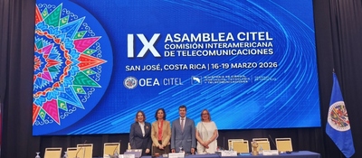 Cuatro autoridades posan en tarima ante pantalla de la IX Asamblea Citel en Costa Rica, donde Colombia entrega la presidencia y destaca conectividad.
