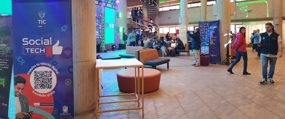Evento Social Tech en Manizales con stand de TIC, asistentes y zona de networking. Promueve economía digital en Colombia 5.0.