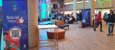 Evento Social Tech en Manizales con stand de TIC, asistentes y zona de networking. Promueve economía digital en Colombia 5.0.