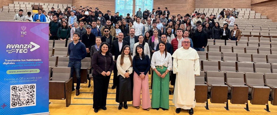 Grupo amplio de personas posa en auditorio con banner de Avanza TEC; formación en habilidades digitales para regiones del Eje Cafetero y Boyacá.