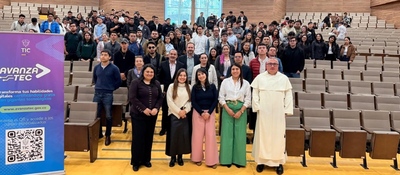 Grupo amplio de personas posa en auditorio con banner de Avanza TEC; formación en habilidades digitales para regiones del Eje Cafetero y Boyacá.