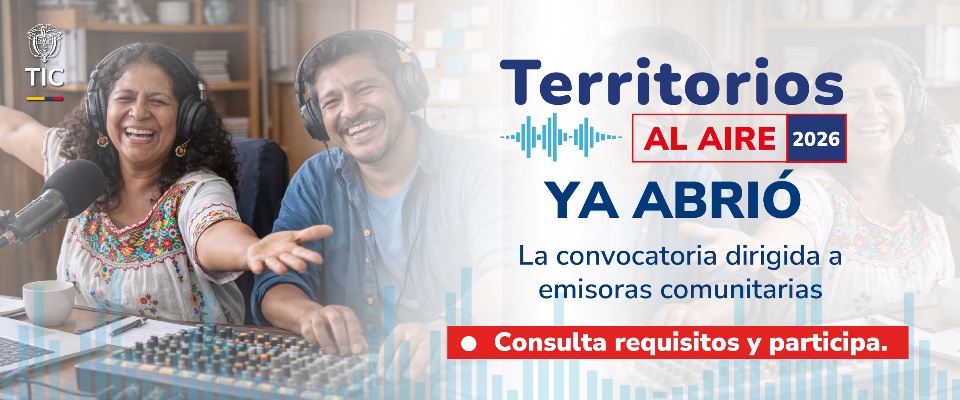 Dos locutores sonríen con audífonos frente a micrófonos en cabina radial. Texto invita a conocer convocatoria Territorios al Aire 2026