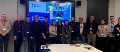 Foto estilizadas en tonos azul y rojo, acompañada de bloques de texto que sugieren educación digital.