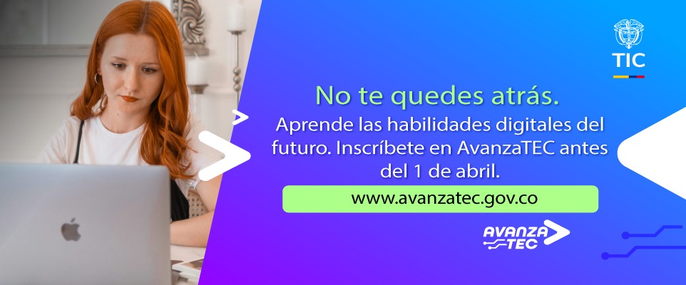 Mujer pelirroja usa un portátil en casa. A su lado, mensaje invita a inscribirse en AvanzaTEC para aprender habilidades digitales.
