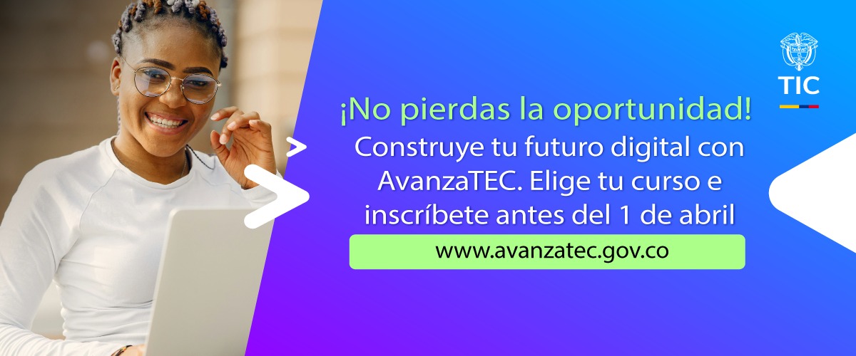 Mujer sonriente usa portátil. Anuncio de AvanzaTEC invita a formarse en tecnología gratis con MinTIC e IBM en IA y ciberseguridad.