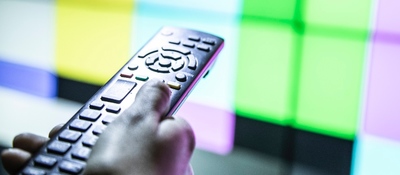 imagen de una mano en perspectiva usando un control remoto