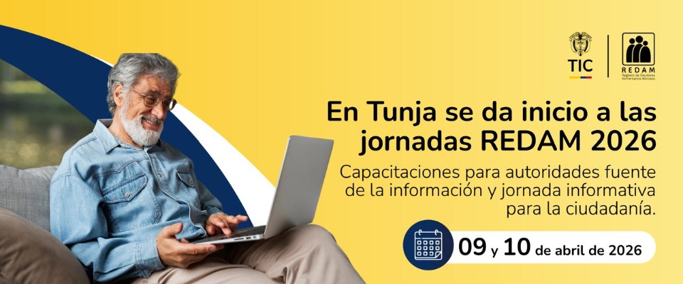 Adulto mayor usa portátil sobre fondo amarillo; anuncio informa jornadas REDAM 2026 en Tunja con capacitaciones y atención ciudadana