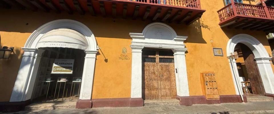 Fachada colonial amarilla con balcones de madera y arcos blancos. Casa de la TV Pública en el Ficci como punto de encuentro audiovisual