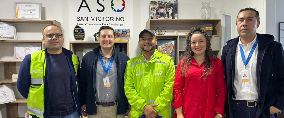 Cinco personas posan en oficina de ASO San Victorino con diplomas y fotos; destacan alianza Social Tech para impulsar ventas digitales