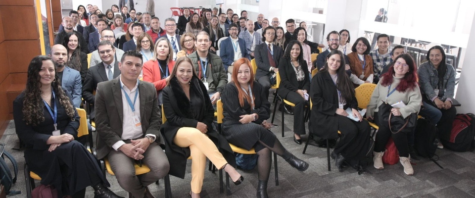 Auditorio lleno de profesionales sentados en filas; evento del MinTIC presenta programa para visibilizar transformación digital estatal.