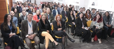 Auditorio lleno de profesionales sentados en filas; evento del MinTIC presenta programa para visibilizar transformación digital estatal.