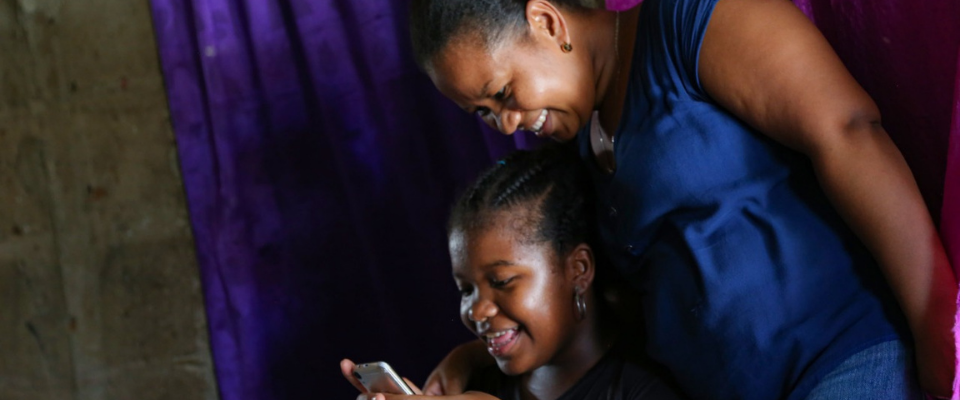 Foto de por mujeres afrocolombianas observando un móvil