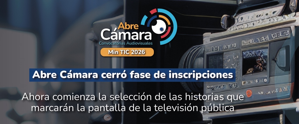 Cámara profesional en primer plano con texto “Abre Cámara MinTIC 2026”. Anuncian cierre de inscripciones y alta participación nacional.