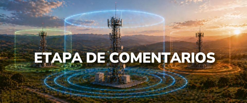 Torres de telecomunicaciones en paisaje montañoso al atardecer, con ondas digitales que simbolizan conectividad y cobertura.