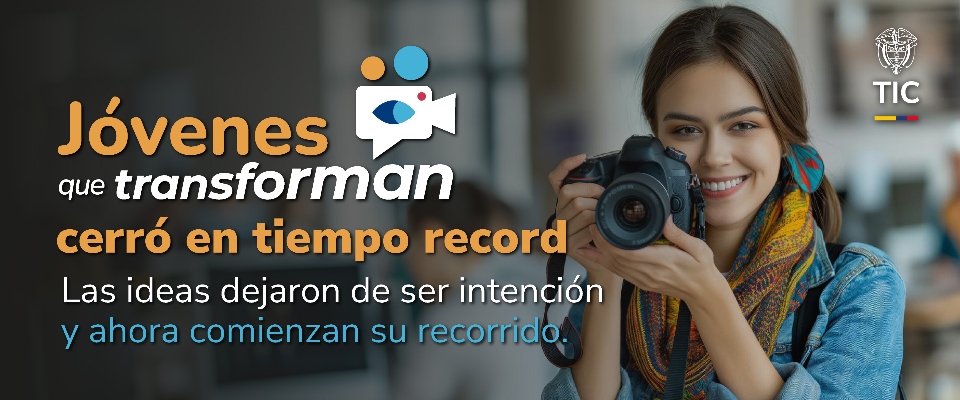 Joven sonriente sostiene cámara y apunta al frente; texto destaca cierre récord de convocatoria juvenil para narrar territorios