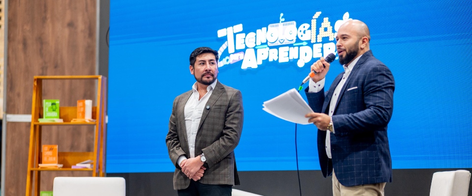 En la imagen se ven al viceministro y un presentador de pie en un escenario, participando en la presentación de Tecnologías pra Aprender