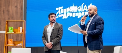 En la imagen se ven al viceministro y un presentador de pie en un escenario, participando en la presentación de Tecnologías pra Aprender
