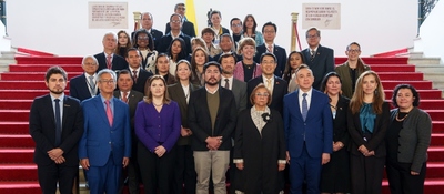 Delegación oficial posa en escalinata con alfombra roja; Colombia impulsa cooperación tecnológica Asia-Pacífico ante consejo económico.