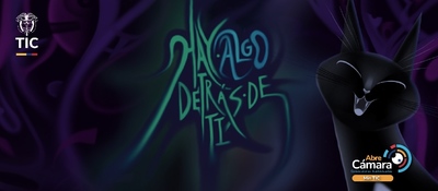 Ilustración oscura con un gato negro de ojos brillantes; al fondo, letras verdes dicen “Hay algo detrás de ti”, con logos de MinTIC.