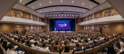 Auditorio lleno frente a escenario con pantalla “AvanzaTEC”; asistentes escuchan ponencia sobre nueva oferta de cursos y aliados.