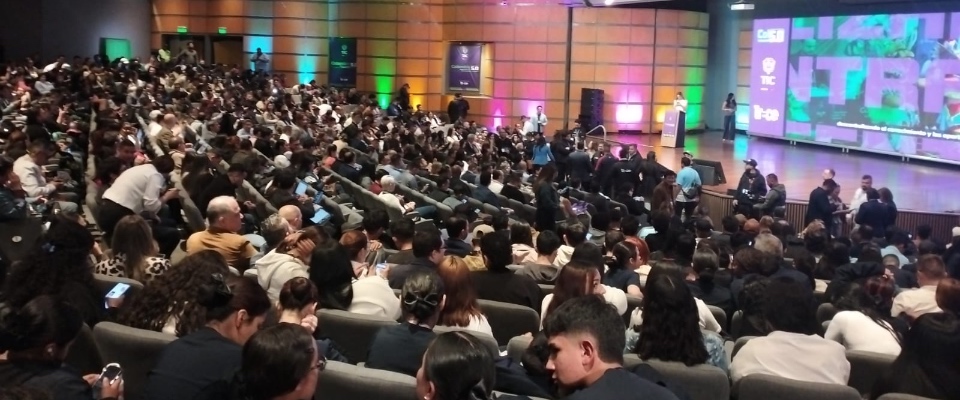 Auditorio lleno en evento tecnológico sobre inteligencia artificial y colaboración latinoamericana para el desarrollo regional