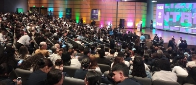 Auditorio lleno en evento tecnológico sobre inteligencia artificial y colaboración latinoamericana para el desarrollo regional