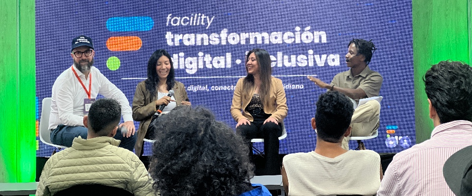 Cuatro panelistas conversan frente a una audiencia sobre juventudes, tecnología y cierre de brechas digitales en Colombia