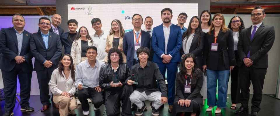 Grupo de jóvenes, directivos y representantes de Huawei y MinTIC posa tras reconocimiento al talento digital colombiano.