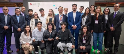 Grupo de jóvenes, directivos y representantes de Huawei y MinTIC posa tras reconocimiento al talento digital colombiano.