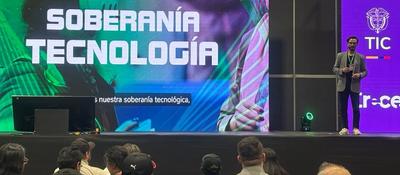 Foto de charla sobre videojuegos, escenario con una presentación de fondo