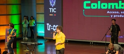 Foto de cierre del evento Colombia 4.0 con artista musical en el escenario