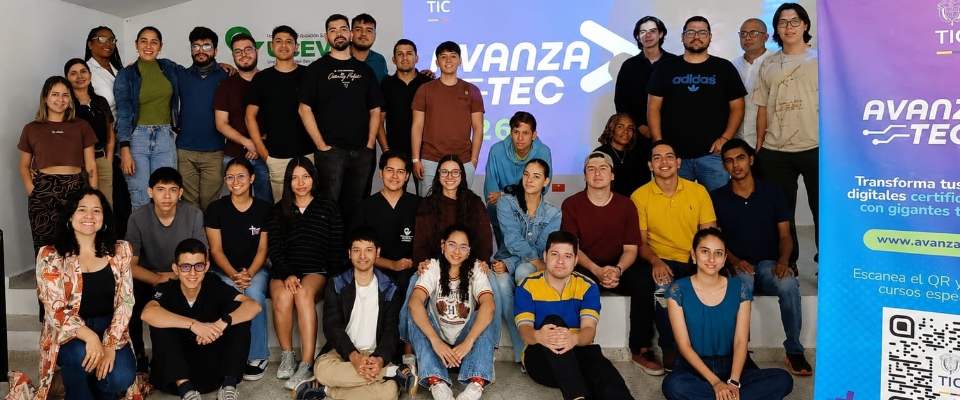 Grupo de jóvenes posa en salón de AvanzaTEC durante apertura de ciclo con formación en ciberseguridad en Bogotá y Tuluá.