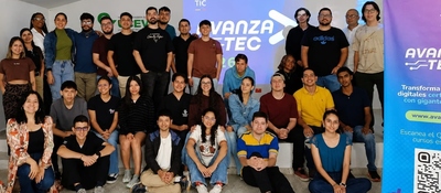 Grupo de jóvenes posa en salón de AvanzaTEC durante apertura de ciclo con formación en ciberseguridad en Bogotá y Tuluá.