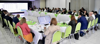 Funcionarios y expertos reunidos en mesa de trabajo sobre ciberseguridad y monitoreo electoral para elecciones 2026