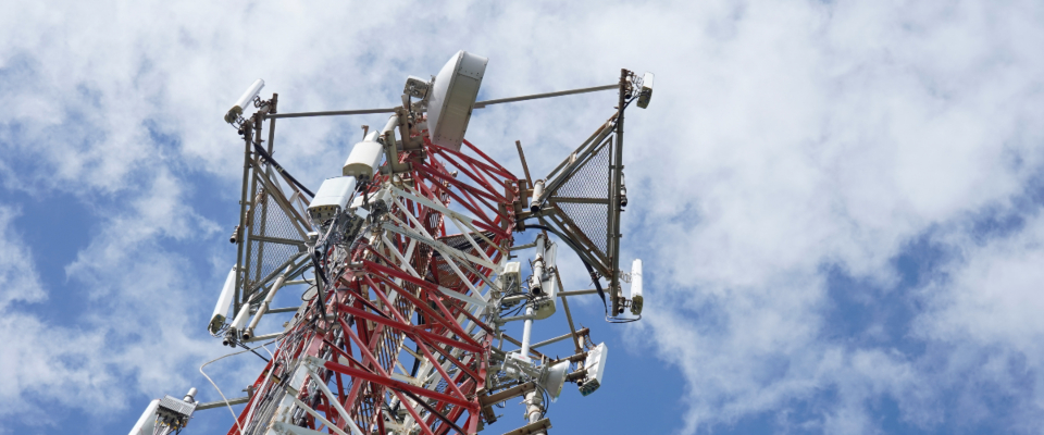 Antena de telecomunicaciones se eleva hacia el cielo, símbolo de conectividad y modernización digital en Colombia