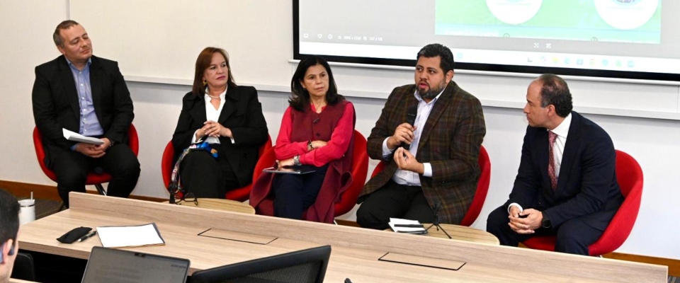 Cinco participantes dialogan en un panel sobre transformación digital y estrategias para reducir brechas tecnológicas