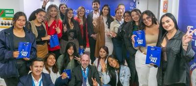 Grupo de mujeres y facilitadores posa en centro tecnológico con materiales de CiberPaz, promoviendo inclusión digital