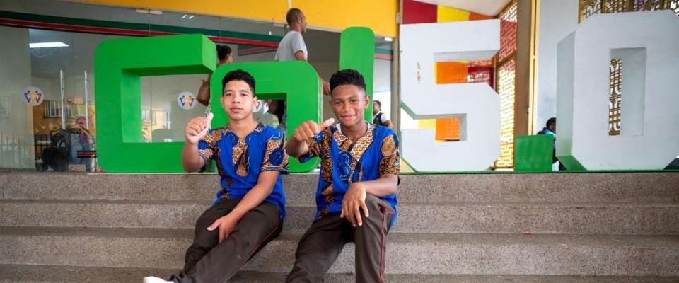 Dos jóvenes sentados frente al letrero “Chocó 5.0” representan innovación y transformación digital en Colombia