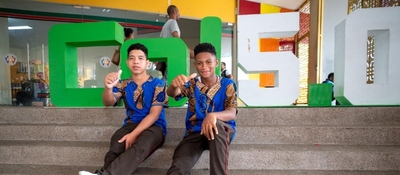 Dos jóvenes sentados frente al letrero “Chocó 5.0” representan innovación y transformación digital en Colombia