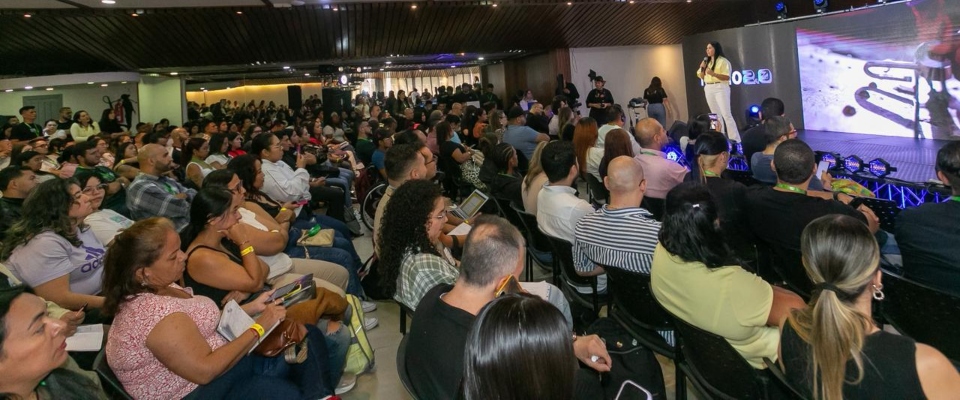 Auditorio lleno escucha exposición sobre entornos digitales seguros para proteger a niños y niñas de riesgos en internet Auditorio lleno escucha exposición sobre entornos digitales seguros para proteger a niños y niñas de riesgos en internet