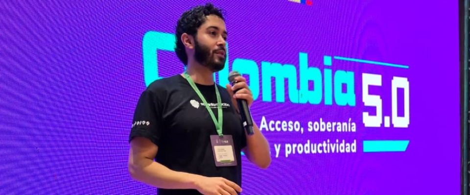 Conferencista habla ante pantalla de Colombia 5.0 durante evento sobre innovación y transformación digital en La Guajira