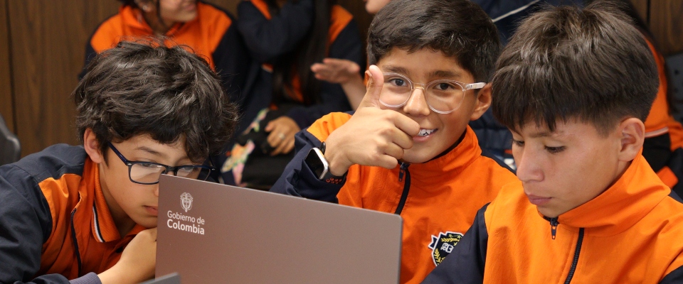Estudiantes usan computadores en clase mientras MinTIC impulsa acceso a tecnología y laboratorios en colegios de Bogotá