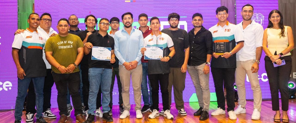 Grupo de jóvenes y organizadores posan con certificados en evento sobre innovación y tecnología en La Guajira Grupo de jóvenes y organizadores posan con certificados en evento sobre innovación y tecnología en La Guajira