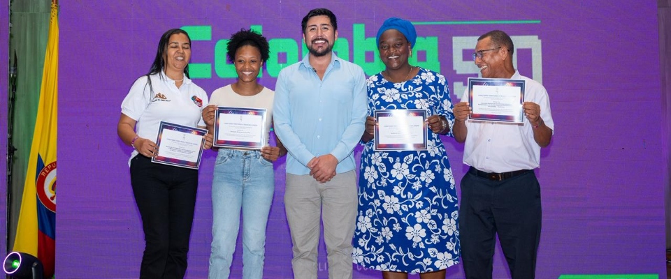 Líderes comunitarios y étnicos reciben certificados en evento sobre fortalecimiento de la radio en La Guajira Líderes comunitarios y étnicos reciben certificados en evento sobre fortalecimiento de la radio en La Guajira