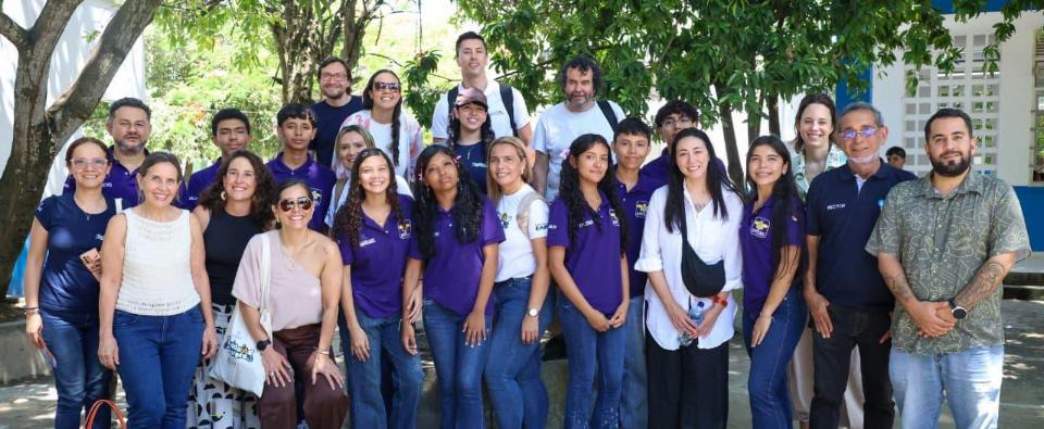 Grupo de jóvenes, docentes y expertos posa en Córdoba durante encuentro sobre innovación educativa y tecnología Grupo de jóvenes, docentes y expertos posa en Córdoba durante encuentro sobre innovación educativa y tecnología