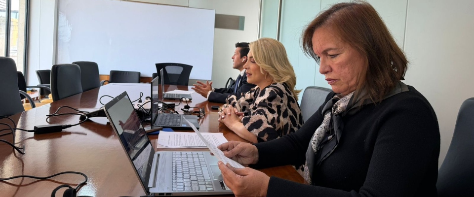 Funcionarios reunidos en sala de juntas participan en diálogo técnico sobre soluciones satelitales y regulación sectorial