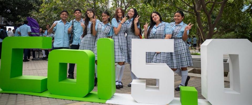 Estudiantes posan junto al letrero “Col 5.0” en un evento tecnológico que impulsa innovación y transformación digital en Magdalena Estudiantes posan junto al letrero “Col 5.0” en un evento tecnológico que impulsa innovación y transformación digital en Magdalena