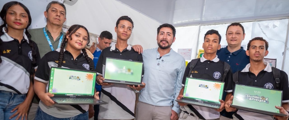 Estudiantes posan junto al letrero “Col 5.0” en un evento tecnológico que impulsa innovación y transformación digital en Magdalena